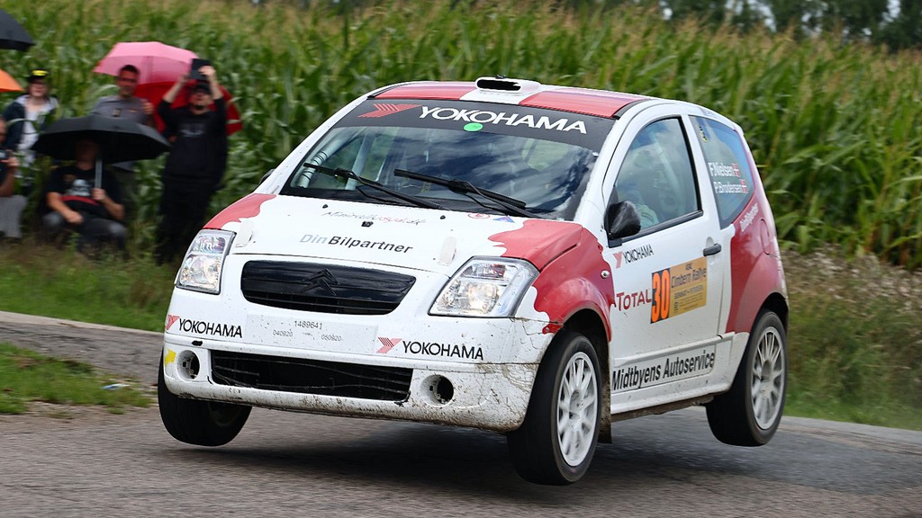 Frank Nielsen og Per Brodersen har altid god fart i den mere end tolv år gamle Citroén C2R2 Max
(Foto: Hahn Media, Tyskland)